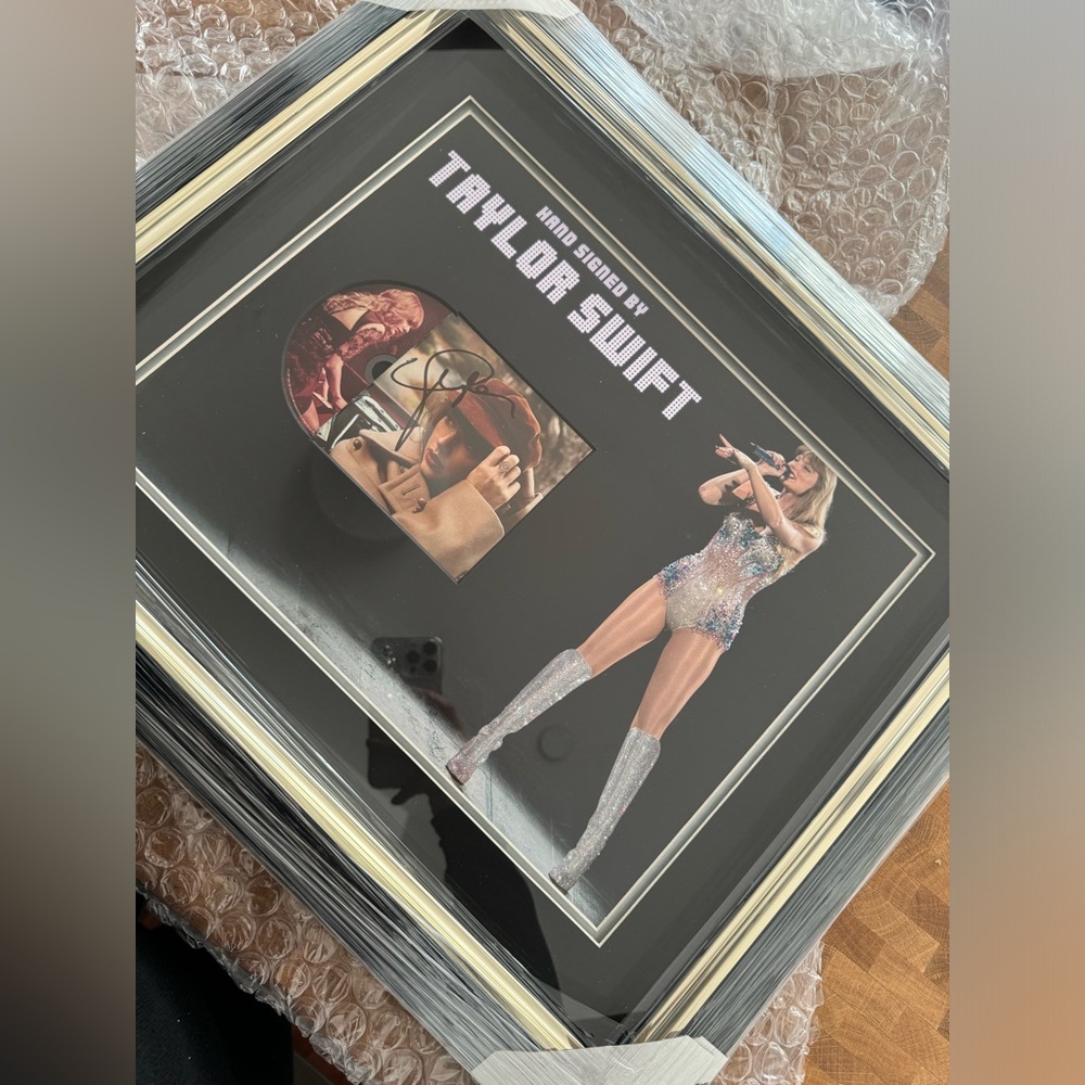 Taylor Swift autographed RED Taylor’s Version, framed CD. - Picture 3 of 5